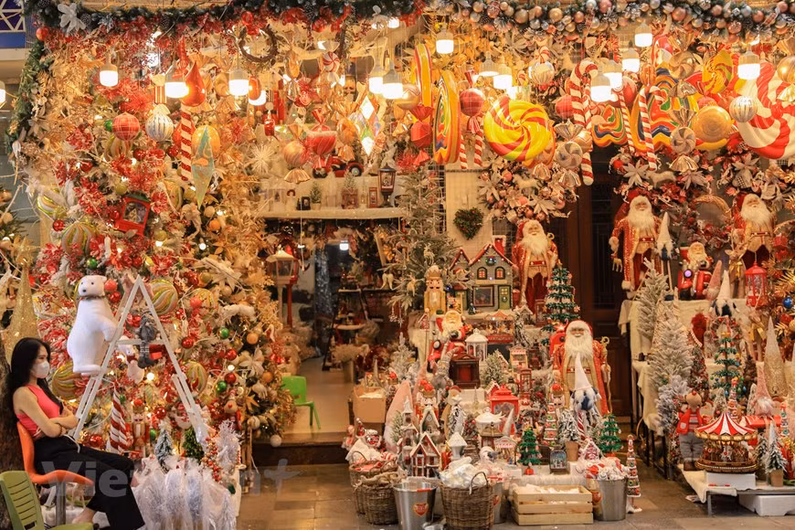 Una de las fiestas de mayor importancia para el Cristianismo es la Navidad; pero varios de sus símbolos han trascendido las creencias religiosas y adornan los hogares de muchas personas por esta época. Con el tiempo, la festividad ha ido ampliando su dimensión internacional, no sólo la celebran los cristianos, en muchos países se asume como una oportunidad para la reunión familiar y, por tanto, se considera una de las fiestas más importantes del año. En Vietnam, además del tradicional Año Nuevo Lunar, la Navidad se ha convertido en una de las festividades más alegres que la gente espera con ansiedad. La calle de Hang Ma y los alrededores del casco antiguo a menudo se llenan de clientes, un par de semanas antes de la ocasión. (Fuente: Vietnam+) 