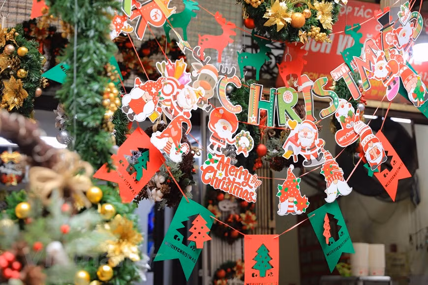 Por la calle de Hang Ma, en el casco antiguo de Hanoi, los capitalinos tienen la oportunidad de vivir un ambiente festivo al mezclarse entre numerosas personas que compran artículos de decoración para Navidad. El sentido de celebrar la Navidad para muchos consiste en recordar valores como la unión, la paz, la solidaridad y la esperanza, sin importar las creencias religiosas de cada cual. En Vietnam, a pesar de no tener días festivos por esta fecha, la Navidad es una excusa más para salir con los amigos de fiesta o a cenar todos juntos y las calles están todavía más llenas de gente e iluminadas más que de costumbre. (Fuente: Vietnam+) 