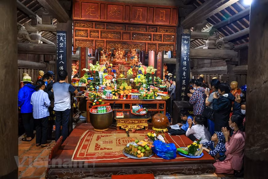 Ubicado en el pueblo de Dung Nhue, el altar de la pagoda Keo es un sitio especial de la comuna de Duy Nhat, distrito de Vu Thu, de la provincia de Thai Binh en el norte de Vietnam y fue reconocido como Tesoro Nacional el 5 de octubre pasado. El altar mide 227 centímetros de largo, 156 de ancho y 153 de alto. Es el más grande de su tipo en Vietnam. Erigido en el siglo XVII, la obra sofisticada se ha conservado casi intacta hasta el día de hoy. Se trata de un producto hecho a mano con más de mil patrones hábilmente tallados en un arreglo apretado. (Foto: Vietnamplus) 