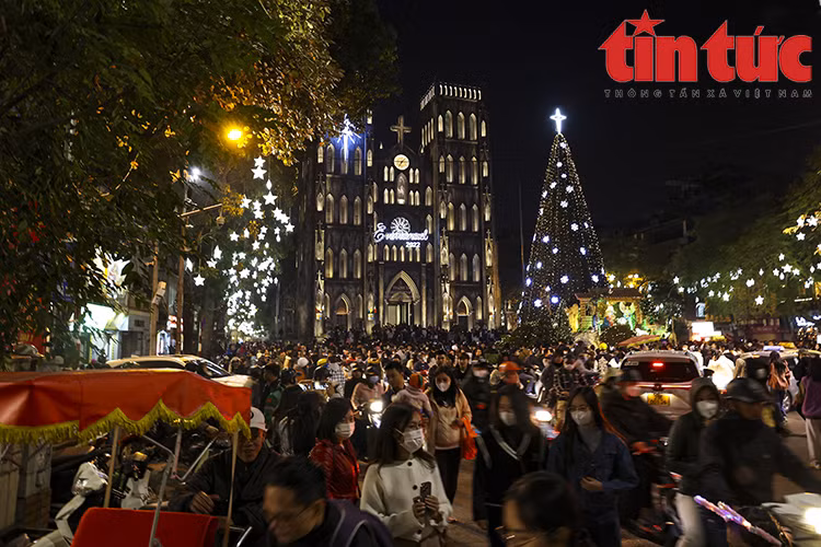 Durante estos días, el ambiente de Navidad se propaga por todas las casas y calles de esta ciudad. (Fuente: VNA)