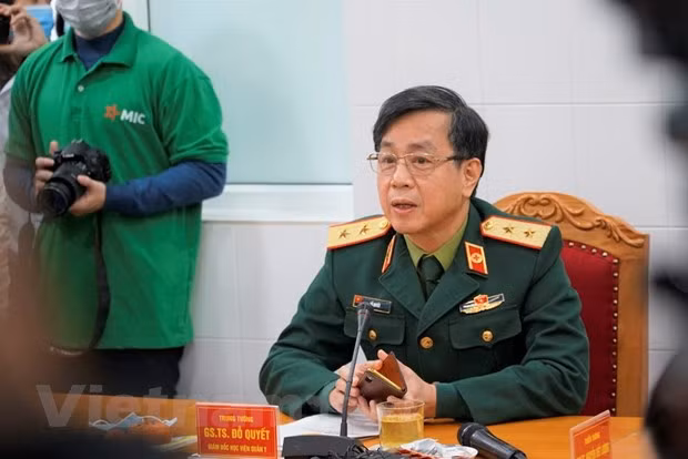 El doctor Do Quyet, director de la Academia de Medicina Militar de Vietnam, responde las preguntas de los reporteros (Fuente: VNA)