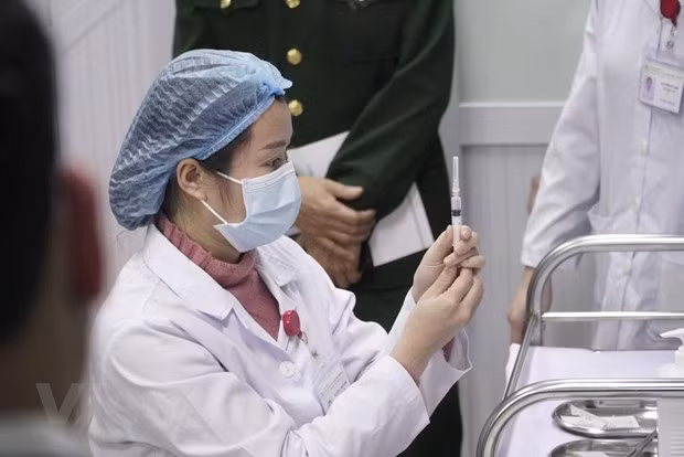 Proceso de inyección de la vacuna Nanocovax en los voluntarios (Fuente: VNA)