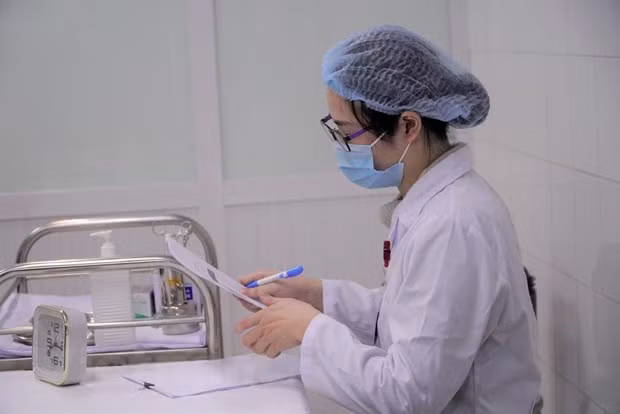 Proceso de inyección de la vacuna Nanocovax en los voluntarios (Fuente: VNA)