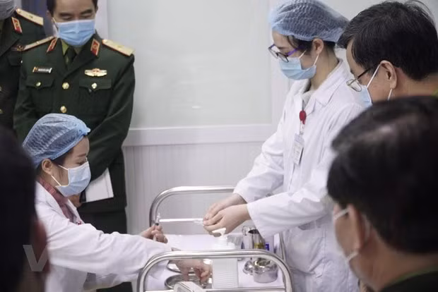 Proceso de inyección de la vacuna Nanocovax en los voluntarios (Fuente: VNA)