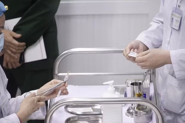 Proceso de inyección de la vacuna Nanocovax en los voluntarios (Fuente: VNA)