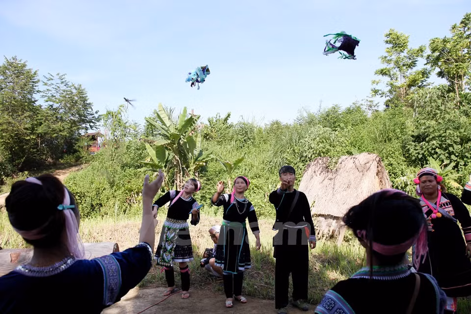 Hay unas 800 personas de Si La viven en Vietnam, principalmente en el área montañosa del Norte. Antes de la boda, los invitados participan en juegos tradicionales. (Fuente: VNA)
