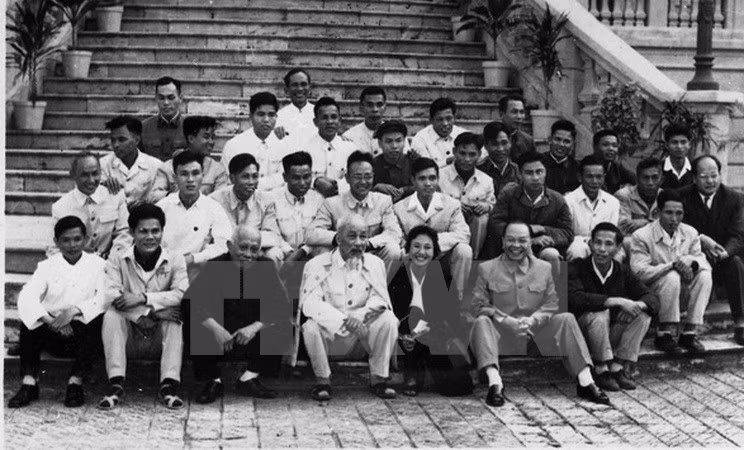 Ho Chi Minh, el vicepresidente Ton Duc Thang y el titular del Comité Permanente de la Asamblea Nacional Truong Chinh con reporteros, en ocasión del tercer Congreso Nacional del Partido Comunista en 1960. (Fuente: VNA)