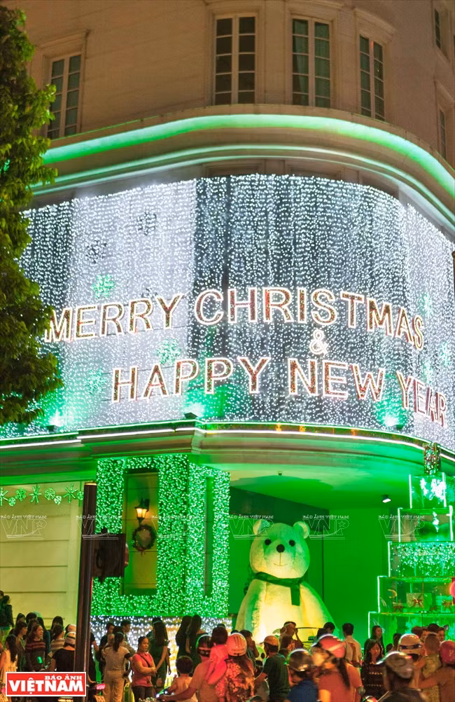 Centros comerciales en Ciudad Ho Chi Minh adornados para Año Nuevo (Fuente: VNA)