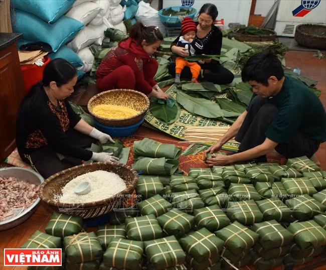 Muchas familias tienen el hábito de preparar Banh Chung por su propia cuenta. La imagen de todos los miembros de la familia reunidos alrededor del horno para esperar los Banh Chung cocidos es recuerdo inolvidable para las generaciones de vietnamitas. 