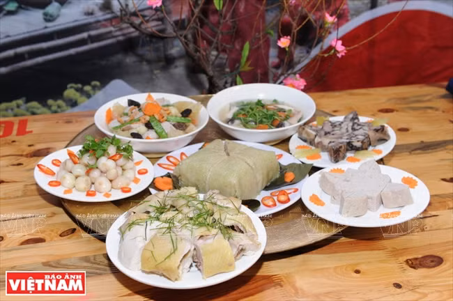Una comida típica del Tet, que incluye Banh Chung, sopa de verduras, pasta de carne bien machacada, pollo y cebolla fermentada. La composición puede variar mucho entre las regiones. 