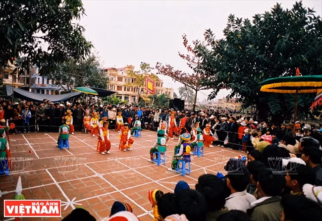  La fiesta de ajedrez de Thang Long (antiguo nombre de Hanoi). Los festejos primaverales no sólo son para el propósito recreativo sino también para que la gente rinda culto a los ancestros, quienes protegieron la Patria.