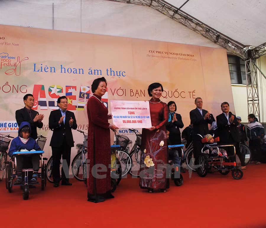 En la inauguración, Mai Thi Hanh, esposa del presidente de Estado, Truong Tan Sang, entregó regalos a la Fundación de protección de personas con discapacidades y niños huérfanos de Vietnam. (Fuente: VNA)