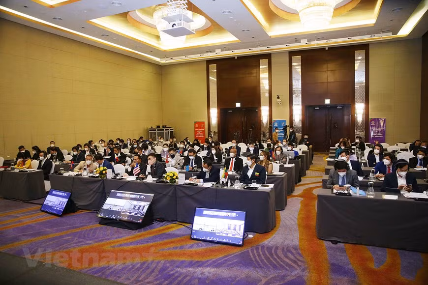Los SEA Games 31 ofrecerán una oportunidad para promover el turismo de la capital, según el presidente del Comité Popular de Hanoi, Chu Ngoc Anh, quien subrayó la importancia de asegurar los preparativos de la cita deportiva. El funcionario exhortó al Departamento municipal de Cultura y Deportes a coordinarse estrechamente con el Ministerio de Cultura, Deportes y Turismo y las unidades pertinentes para inspeccionar los lugares de competencia y las instalaciones. Como país anfitrión, Vietnam aspira a ganar 140 medallas de oro, 77 de plata y 71 de bronce. Los SEA Games 31 contarán con 40 disciplinas con más de 520 categorías de competencias. (Foto: Vietnam+)