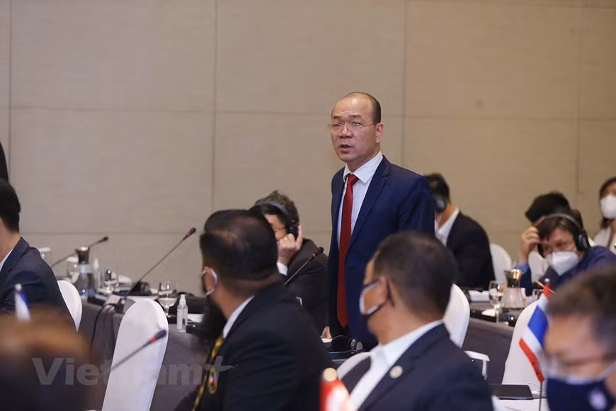 Los SEA Games 31 se llevarán a cabo del 5 al 23 de mayo de 2022, en 12 ciudades y provincias, a saber: Hanoi, Bac Ninh, Hai Duong, Hai Phong, Quang Ninh, Ha Nam, Nam Dinh, Ninh Binh, Hoa Binh, Vinh Phuc, Phu Tho y Bac Giang. Se trata de la segunda vez que la capital vietnamita alberga el evento deportivo desde 2003. Menos de 60 días antes de los SEA Games 31, los preparativos finales se implementan con urgencia. Las ceremonias de apertura y clausura están programadas respectivamente para el 12 y el 23 de mayo, en Hanoi. Hasta la fecha, prácticamente se han completado las preparaciones en términos de infraestructura, equipamiento, alojamiento y sitios de competiciones. (Foto: Vietnam+)