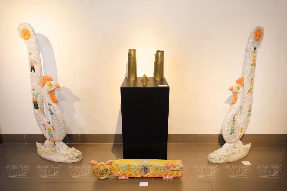 Las obras de los artistas se exhiben intencionalmente para mayor resonancia (Foto: VNA)