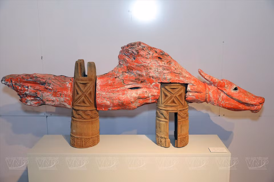 Le Ngoc Thuan participa en la muestra con esculturas en madera con imágenes de elefantes, dragones, búfalos y gallos, cada una de las cuales tiene una forma única, pero todas giran en torno a una misma idea, brindar toques modernos a la cultura tradicional de la etnia de Co Tu, en la provincia de Quang Nam (Foto: VNA)