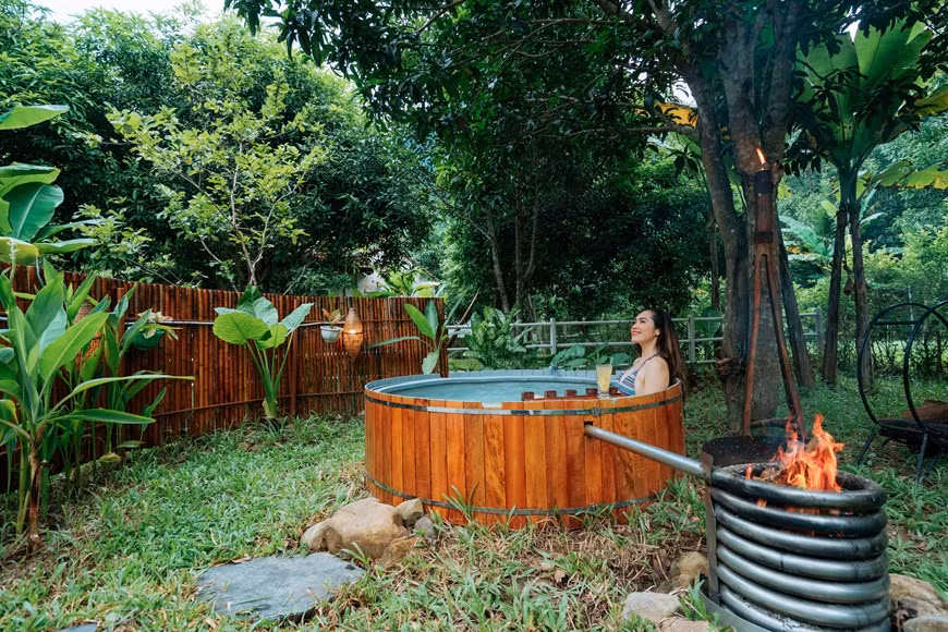 En particular, Hoang My también se relajó al tomar un sauna según la medicina local, remojando sus pies en agua de hojas de lolot, jengibre y sal para reducir la fatiga muscular. Para llegar a Quang Binh, Hoang My tuvo que tomar un vuelo desde Ciudad Ho Chi Minh a la urbe central de Da Nang, y luego viajó 300 kilómetros en automóvil hasta Quang Binh. La provincia de Quang Binh brinda el máximo apoyo, creando las mejores condiciones para que Hoang My y su grupo disfrute plenamente de su viaje y pasar momentos inolvidables. Con varios servicios, Quang Binh espera volver a convertirse pronto en un destino atractivo para los turistas (Fuente: Vietnamplus)