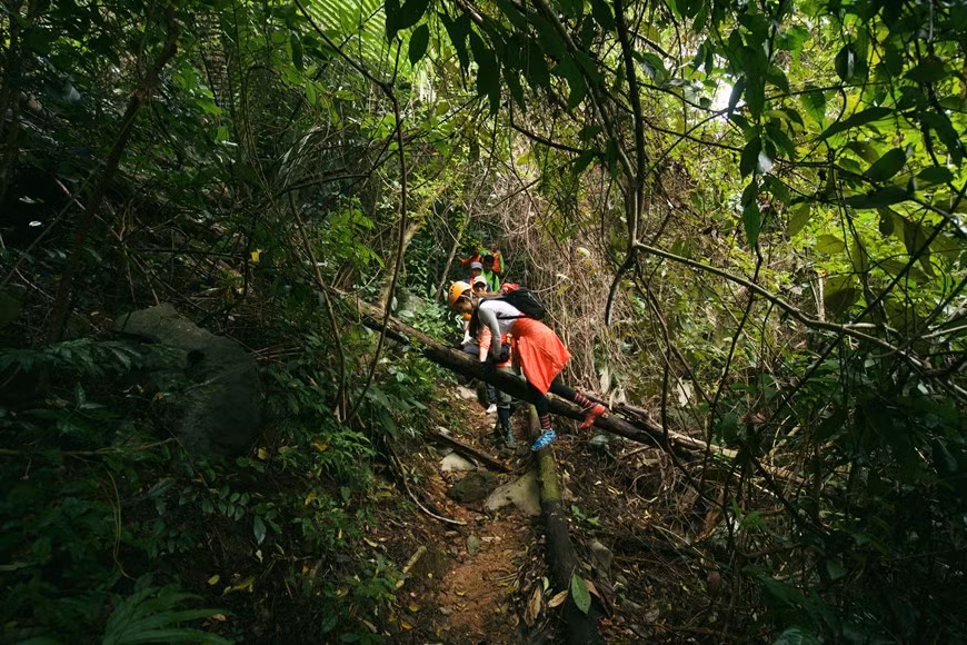 Viajar a Quang Binh en la temporada de inundaciones resulta muy interesante. Pese a que el grupo viajó a Quang Binh en ese período, el paisaje de la provincia de Quang Binh sigue siendo hermoso y encantador. No solo contempló la naturaleza de las montañas y los bosques verdes y respiró el aire fresco en la localidad, Hoang My también experimentó interesantes actividades prácticas. Tras aceptar la invitación de la provincia de Quang Binh, a Hoang My le gustó mucho el viaje porque además del descubrimiento turístico, se trata de una actividad para responder al programa de estímulo turístico local en particular y nacional en general (Fuente: Vietnamplus)
