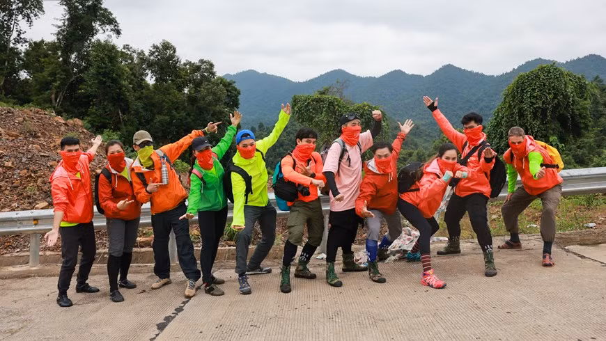  Ante el buen control de la situación pandémica del COVID-19 y el retorno a la nueva normalidad, el Departamento de Turismo de la provincia centrovietnamita de Quang Binh, en coordinación con Oxalis Adventure, para reiniciar el programa de estímulo turístico. Quang Binh es la primera provincia de Vietnam en organizar recorridos turísticos a partir de noviembre próximo. Al cumplir condiciones extremadamente especiales, la segunda finalista del concurso Miss Vietnam 2010, Hoang My, junto con cinco famosos blogueros de viajes, incluidos Quy Coc Tu (Ngo Tran Hai An), Tran Dang Dang Khoa, Huy Hay Di, Huy Cung y Thanh Cuong, realizaron un recorrido por Quang Binh (Fuente: Vietnamplus)