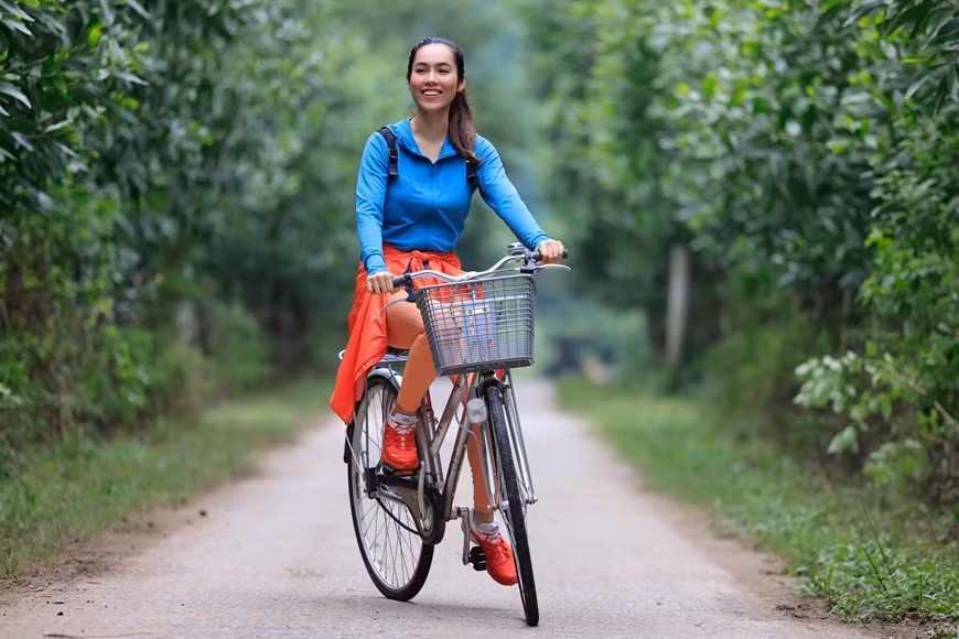 Como parte de su recorrido, Hoang My montó una bicicleta para visitar la aldea de Chay Lap. Actualmente, Quang Binh constituye una de las primeras localidades del país en abrir sus puertas a los turistas extranjeros, y se operarán en el futuro cercano vuelos diarios desde Ciudad Ho Chi Minh y Hanoi a esta localidad. Actualmente, se prioriza la vacunación de los trabajadores de las agencias turísticas, los hoteles y alojamientos de huéspedes en Quang Binh, para que esos establecimientos puedan comenzar a recibir pronto a los visitantes. Según Ho An Phong, vicepresidente del Comité Popular de la provincia de Quang Binh, la localidad está impulsando gradualmente la recuperación turística, incluido el turismo ecológico y los viajes privados para garantizar la seguridad de los excursionistas (Fuente: Vietnamplus)