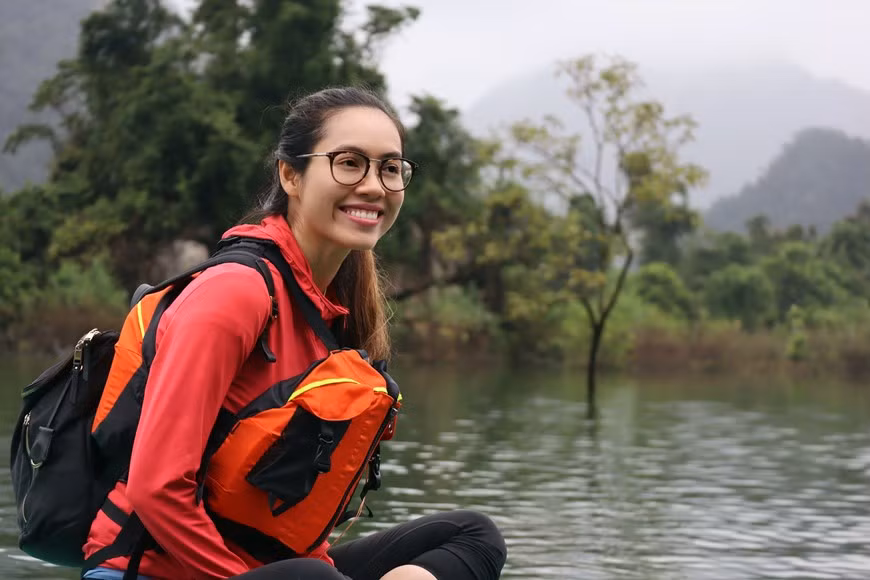 Después de probar el surf en pala, Hoang My y el grupo se dirigieron al arroyo de Mooc. Esta parte del bosque es húmeda, fangosa y tiene muchas sanguijuelas, por lo que todos los miembros del grupo tuvieron que prepararse bien, traer calcetines altos y utilizar spray contra insectos. El nivel de agua en el arroyo en la temporada de inundaciones se elevó en gran medida. En el contexto del COVID-19, Quang Binh ha puesto a prueba recorridos exclusivos y de circuito cerrado después de la finalización del distanciamiento social para recuperar paulatinamente el sector turístico local. La recuperación y el desarrollo del sector turístico deben seguir un camino sostenible, a la par que se garantiza la prevención y el control de la pandemia (Fuente: Vietnamplus)
