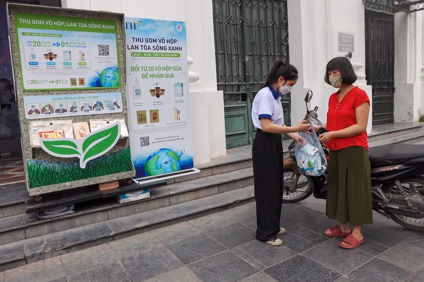 Quienes sean capaces de recolectar unos 20 cartones de leche sin importar la marca recibirán un hermoso cuaderno, que es uno de los productos reciclados de Tetra Pak de tecnología moderna, con una cubierta hecha de materiales de papel reciclado y una composición de caja de papel. La iniciativa de TH busca aportar al plan de acción nacional de crecimiento verde para el período 2021-2030, con visión hasta 2050. La estrategia de crecimiento verde del país se centra en la explotación, el uso ahorrativo y efectivo de la energía y los recursos, basados en la ciencia y la tecnología; la aplicación de tecnología y transformación digital, desarrollo de infraestructura verde y sostenible, construcción de un estilo de vida verde, entre otros (Foto: Vietnam+)