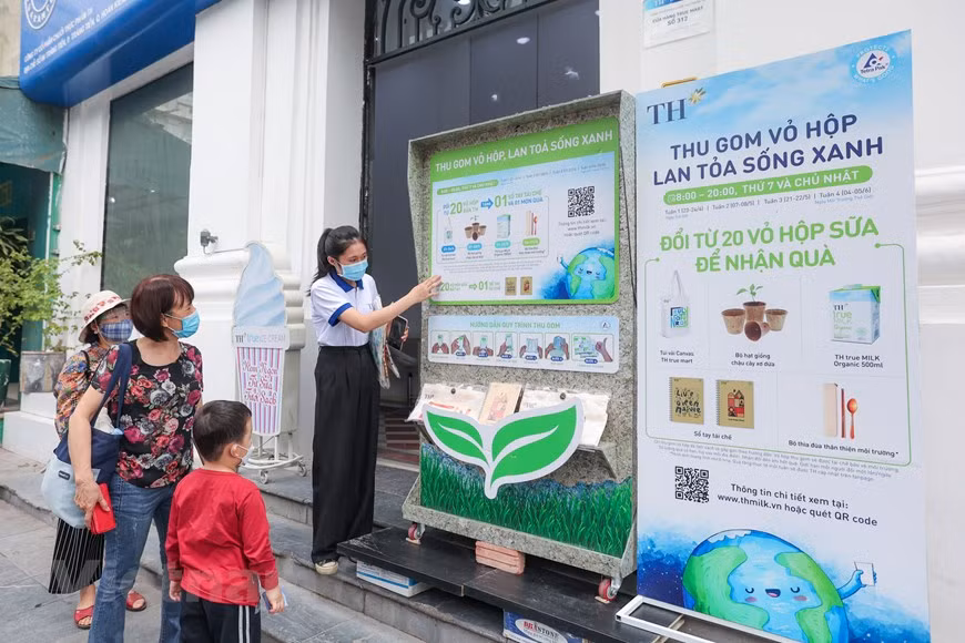 De acuerdo con gerentes del grupo TH, además de practicar la vida ecológica, contribuyendo a la reducción de residuos, cada participante recibirá importantes obsequios elaborados con materiales amigables con el medio ambiente. Los bolsos de lona TH, que es uno de los obsequios a cambio, se han convertido desde hace tiempo en un accesorio íntimo para muchas personas que promueven la vida verde. La materia prima para la producción de bolsas es un tejido crudo natural hecho de cáñamo, que luce a la vez estético y duradero pues perdura por mucho tiempo. De tal manera se constituye como una opción para reemplazar las bolsas de plástico desechables, contribuyendo a reducir los desechos plásticos en el medio ambiente. (Foto: Vietnam+)