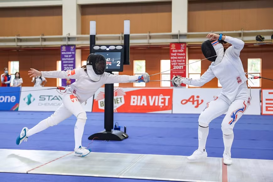 Con excelentes estocadas, Vu Thi Hong derrotó al espadachín tailandés Vasanasomsithi Pacharaporn gracias a una puntuación de 13-12, para ingresar a las semifinales. Diecinueve años después de los SEA Games 22, Vietnam fue nuevamente sede de los juegos regionales, esta vez la XXXI edición de los SEA Games. Con el propósito de prepararse mejor para la mayor cita deportiva regional, el Comité Organizador del evento, que consta de nueve subcomités y una junta ejecutiva, llevó a cabo con celeridad los trabajos importantes a fin de habilitar las instalaciones para las competencias. El logro de Thi Hong se debe no solo a sus propios esfuerzos, sino también a los preparativos de todos los órganos involucrados para la celebración con éxito de la magna cita deportiva. (Foto: Vietnam+)