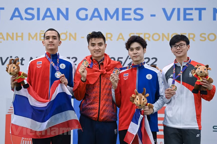 Apoyado por numerosos aplausos, Vu Thanh An subió al podio para recibir la presea dorada. Se trata de uno de los logros sobresalientes de los deportistas vietnamitas en la segunda jornada de competencia oficial en los SEA Games 31, el mayor evento deportivo de la región en 2022 que se inauguró oficialmente el 12 de mayo, en Hanoi. En esta cita regional un gran número de atletas y entrenadores de 11 delegaciones compiten en 40 deportes, del 4 al 23 de mayo. La representación vietnamita cuenta con más de mil 300 miembros. Conquistar de tres a cuatro preseas doradas en los SEA Games 31 constituye la meta de la selección nacional de esgrima. (Foto: Vietnam+)