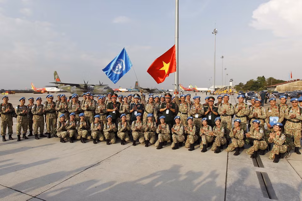 El Ministerio de Defensa realizó la ceremonia para marcar la partida del tercer Hospital de Campaña del segundo nivel, a Bentiu, Sudán del Sur para las misiones del mantenimiento de la paz de la ONU (Foto: VNA)