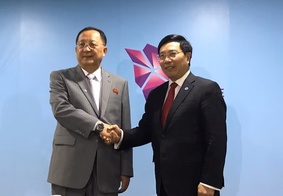 El viceprimer ministro y canciller, Pham Binh Minh, y el ministro de Asuntos Exteriores de la República Popular Democrática de Corea, Ri Yong-ho, en Singapur el 3 de agosto (Fuente: VNA) 