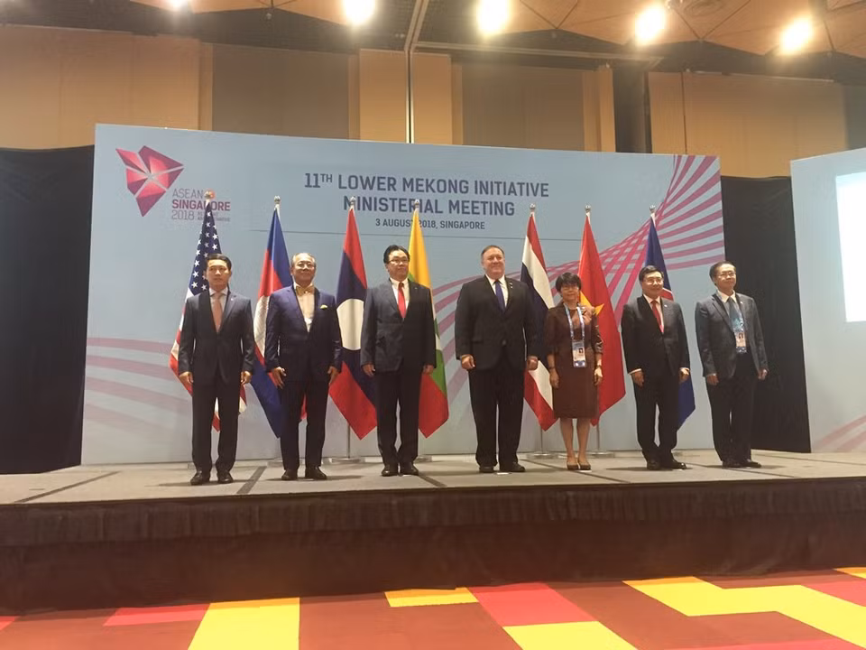 El viceprimer ministro y canciller, Pham Binh Minh, (segundo, a la derecha) y otros funcionarios en la XI Reunión Ministerial de la Iniciativa del Bajo Mekong. El evento también contó con la presencia de los ministros de Asuntos Exteriores de Camboya, Laos, Myanmar, Tailandia y Estados Unidos y el Secretario General de ASEAN (Fuente: VNA) 