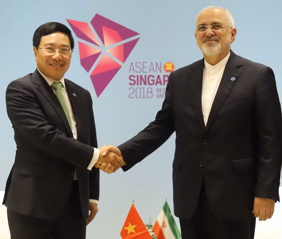 El viceprimer ministro y canciller, Pham Binh Minh, y el ministro de Asuntos Exteriores iraní, Mohammad Javad Zarif, en Singapur el 2 de agosto (Fuente: VNA) 