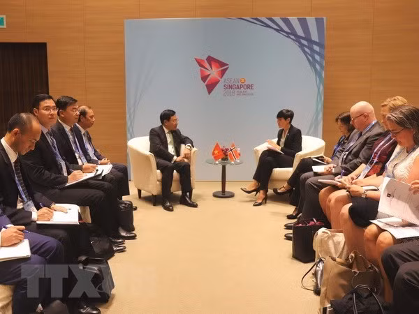 La reunión entre el viceprimer ministro y canciller, Pham Binh Minh, y la ministra de Asuntos Exteriores de Noruega, Eriksen Søreide, el 2 de agosto (Fuente: VNA) 