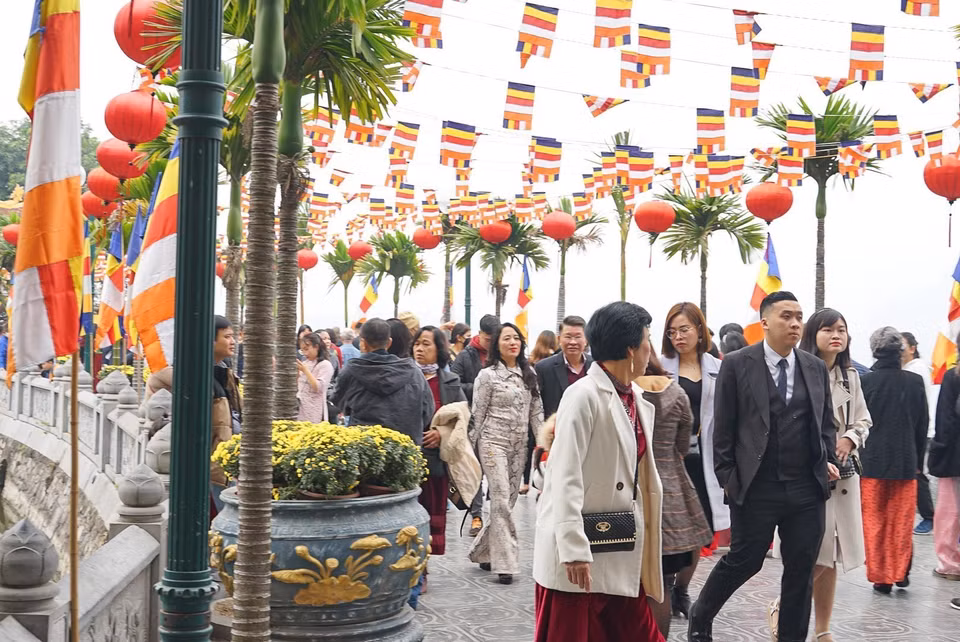 Ir al templo a adorar a Buda a principios de año se ha convertido en un rasgo cultural tradicional, un hábito en la vida espiritual de muchos vietnamitas. (Foto: VNA)