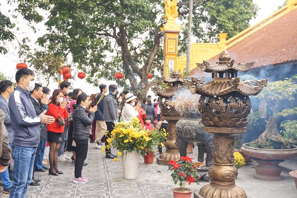 Un gran número de personas acude al templo el primer día del Año Nuevo Lunar en la Pagoda Tran Quoc (Hanoi). (Foto: VNA)