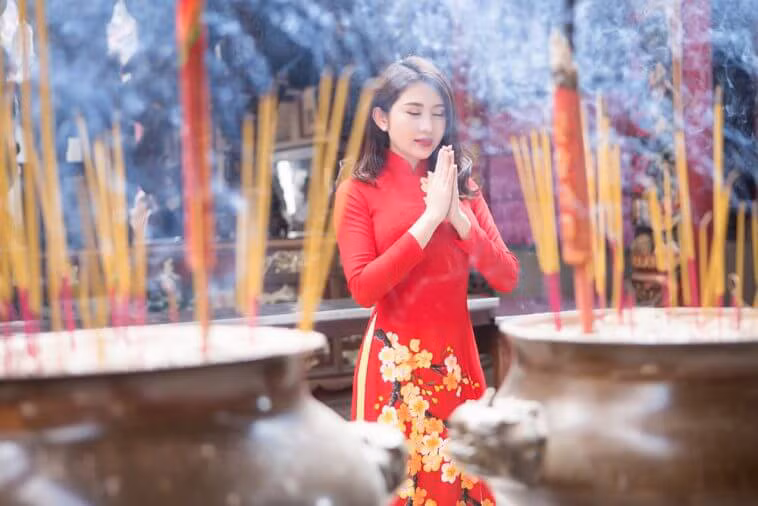 Ir al templo para adorar a Buda: la belleza cultural de principios de la primavera del pueblo vietnamita. (Foto: VNA)