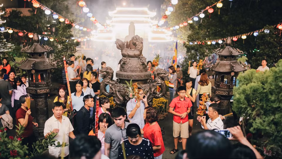 Ir al templo para adorar a Buda: la belleza cultural de principios de la primavera del pueblo vietnamita. (Foto: VNA)