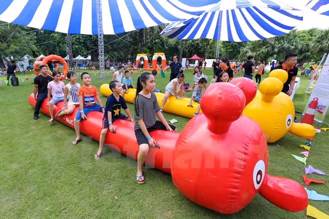 Durante el festival, las familias juegan con cosas gigantes (Fuente: VNA)