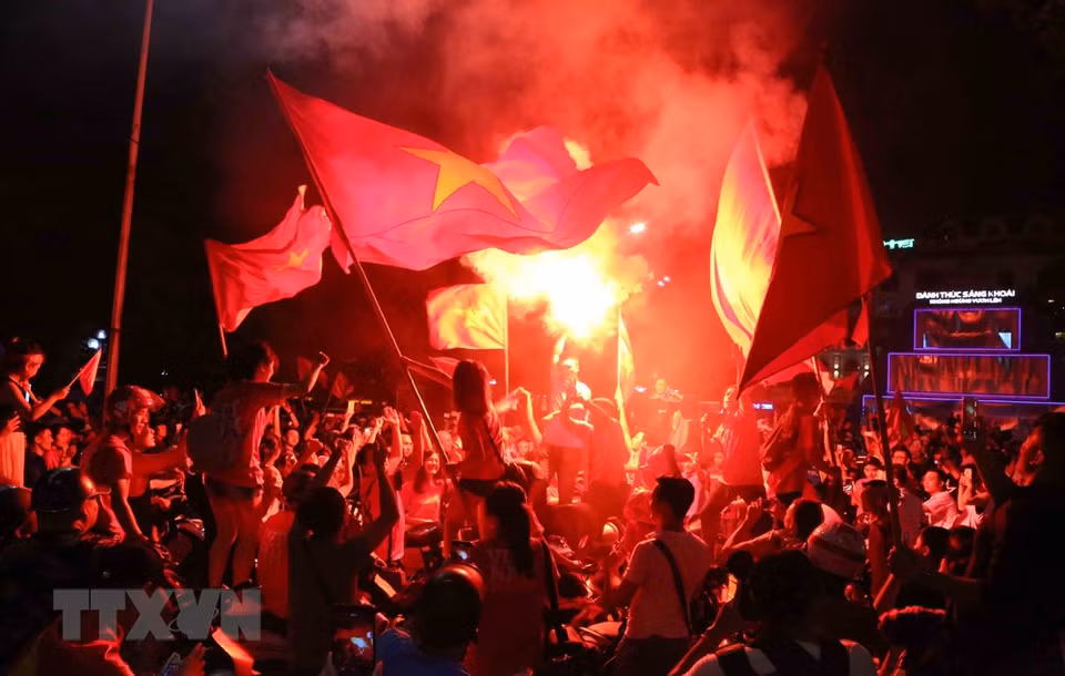 Se trata de una tradición de los vietnamitas cada vez que los futbolistas nacionales obtienen una victoria importante. 