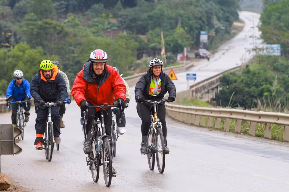 El embajador y 14 amigos atravesaron por las provincias de Ninh Binh (Norte), Thanh Hoa, Nghe An, Ha Tinh, Quang Binh, Quang Tri y Thua Thien - Hue (Fuente: VNA)