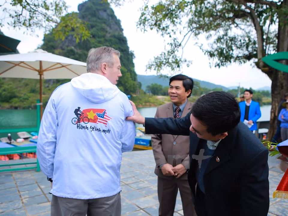 Ted Osius "expone" su sudedera con las palabras "Un nuevo viaje" a líderes de la provincia de Quang Binh (Fuente: VNA)