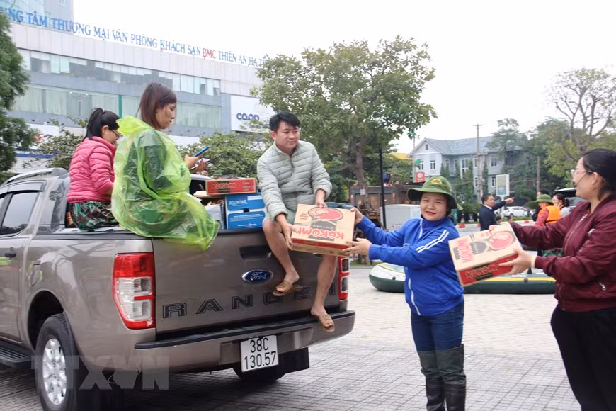 Grupo de rescate traslada donativos a las zonas afectadas por los desastres naturales en Ha Tinh (Fuente: VNA)