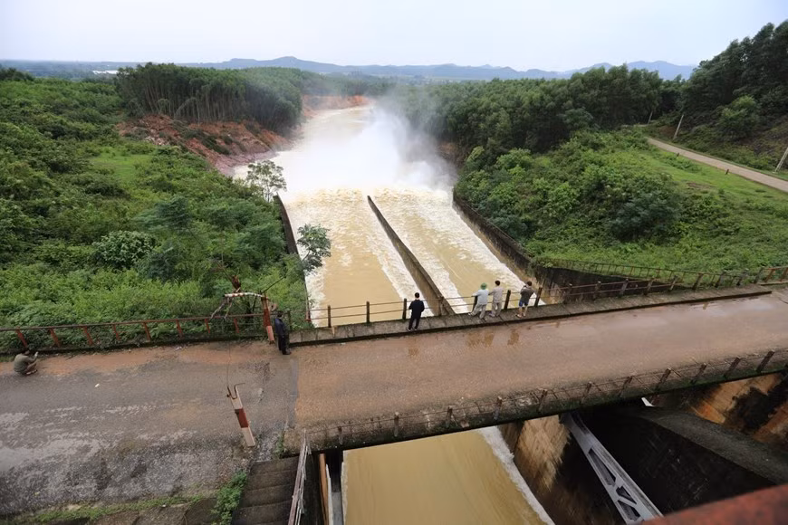 La descarga de agua realizada el 21 de octubre en el lago Ke Go con un flujo de 300 metros cúbicos por segundo, 200 menos que la cifra registrada el pasado 19 de octubre (Fuente: VNA)