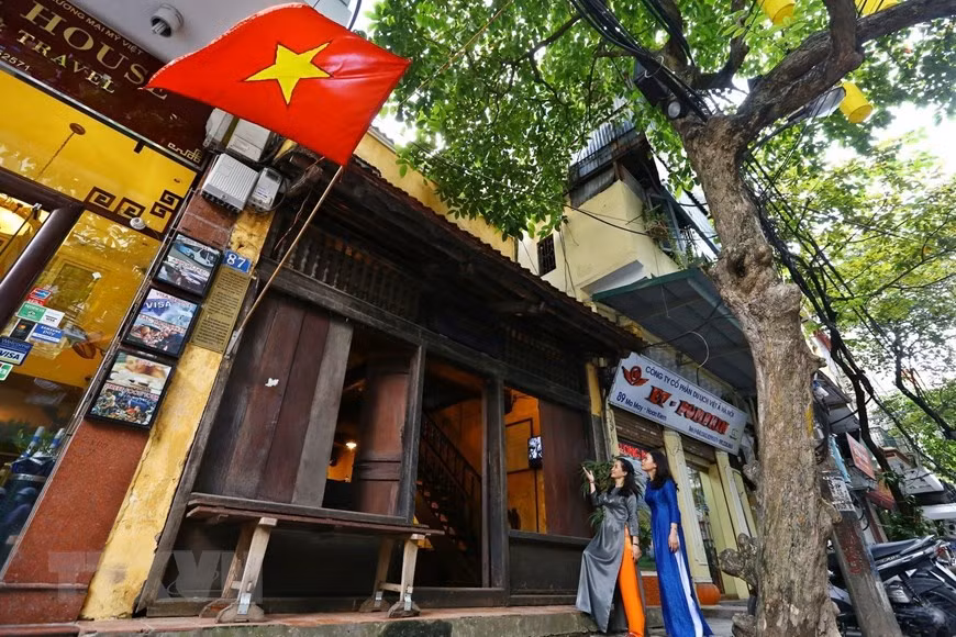 La casa antigua 87 Ma May, en el distrito de Hoan Kiem, representa la arquitectura idéntica del Hanoi añejo. La obra fue construida a finales del siglo XIX sobre una superficie de alrededor de 158 metros cuadrados, con 28 metros de longitud, cinco de ancho (en la parte frontal) y seis (en la parte trasera). La vivienda fue restaurada a finales de 1998, proceso que concluyó el 27 de octubre del año posterior y se considera una de las huellas históricas de la capital vietnamita en el período pasado. La casa de madera, junto con los objetos domésticos, se mantiene intacta. El 16 de febrero de 2004, fue reconocida como el Patrimonio nacional (Fuente: VNA)