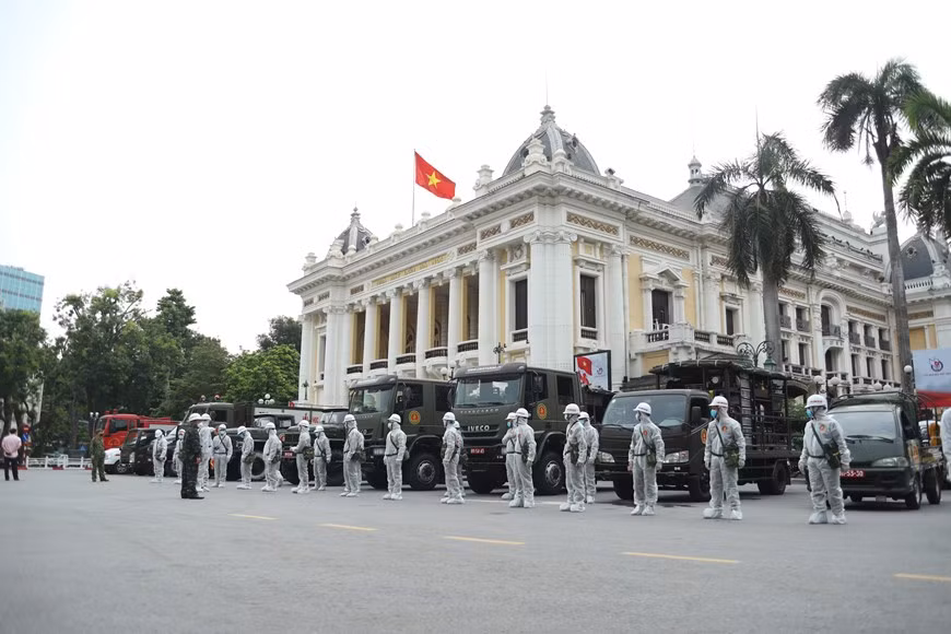 La Brigada 86 del Comando de Química, en coordinación con la Jefatura militar de la capital, implementa la campaña de de desinfección a gran escala (Fuente: Vietnam +).