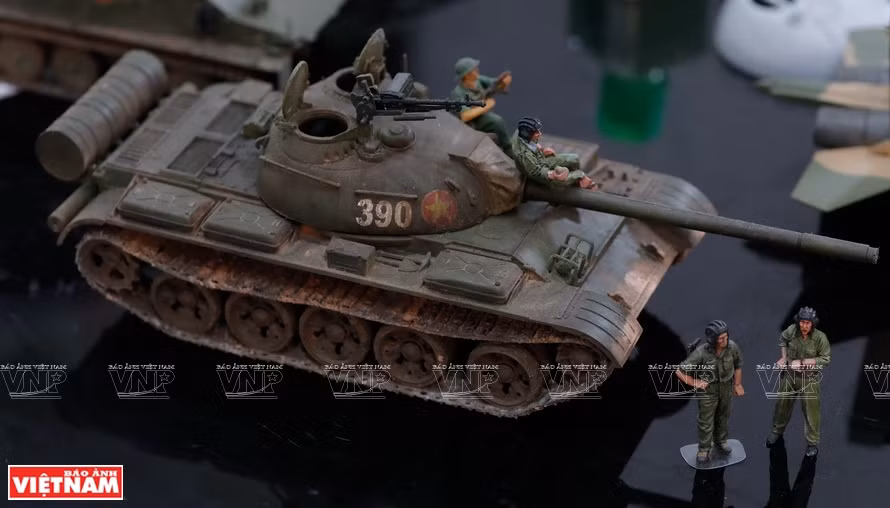  El modelo favorito de Quang es la miniatura del tanque T54 No. 390 que chocó contra las puertas del Palacio presidencial del gobierno títere de Saigón el 30 de abril de 1975. Ese hecho marca el final de la guerra y es el símbolo de la victoria de la histórica Campaña de Ho Chi Minh por la liberación del sur y reunificación nacional. (Foto: VNA) 