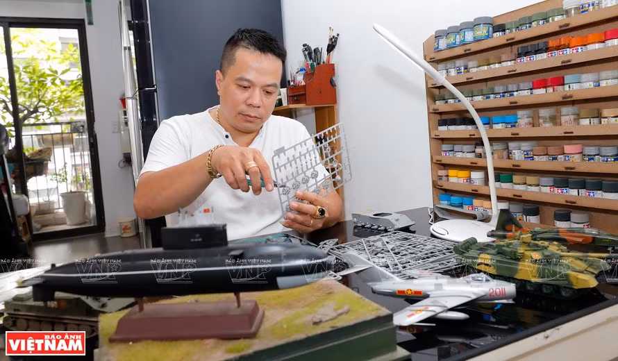  Con una gran pasión por la historia militar, especialmente la de Vietnam, Quang se ha dedicado a fabricar modelos de armas militares en más de una década. (Foto: VNA) 