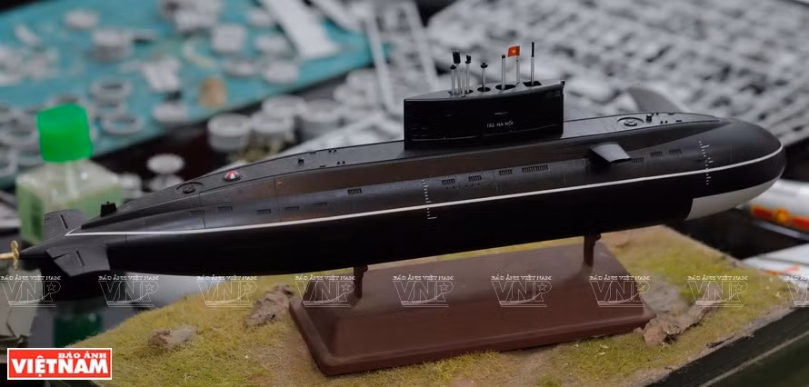  Modelo de submarino clase Kilo de la Armada Popular de Vietnam (Foto: VNA) 
