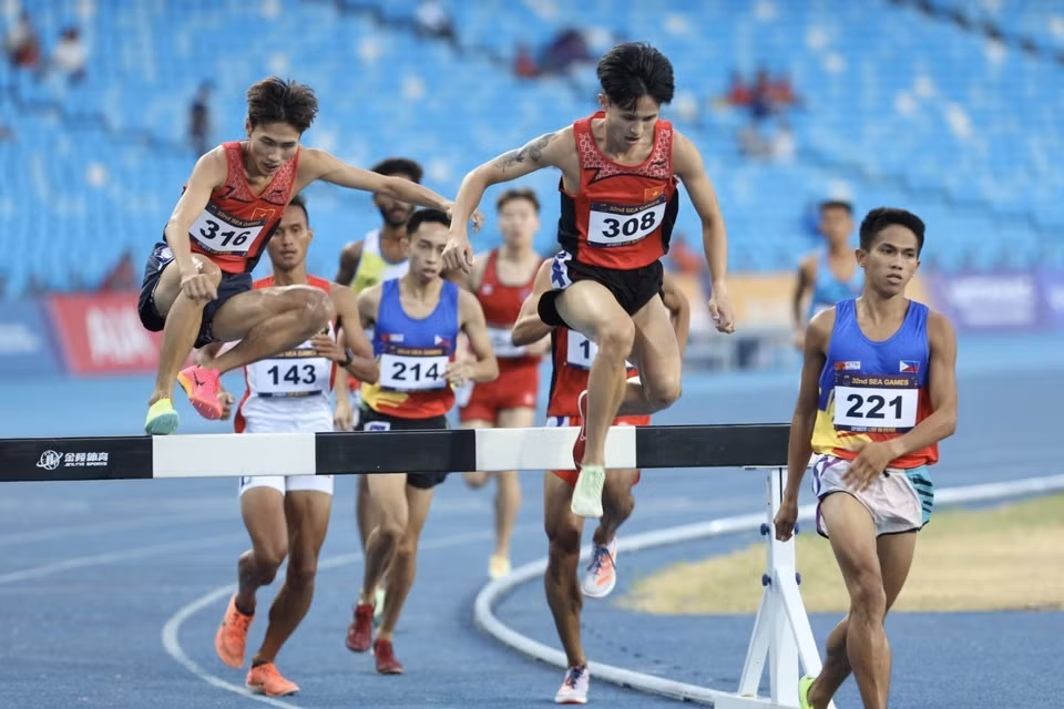 Nguyen Trung Cuong conquistó una presea de oro en la carrera de obstáculos de tres mil metros masculino en los SEA Games 32 (Fuente: VNA)